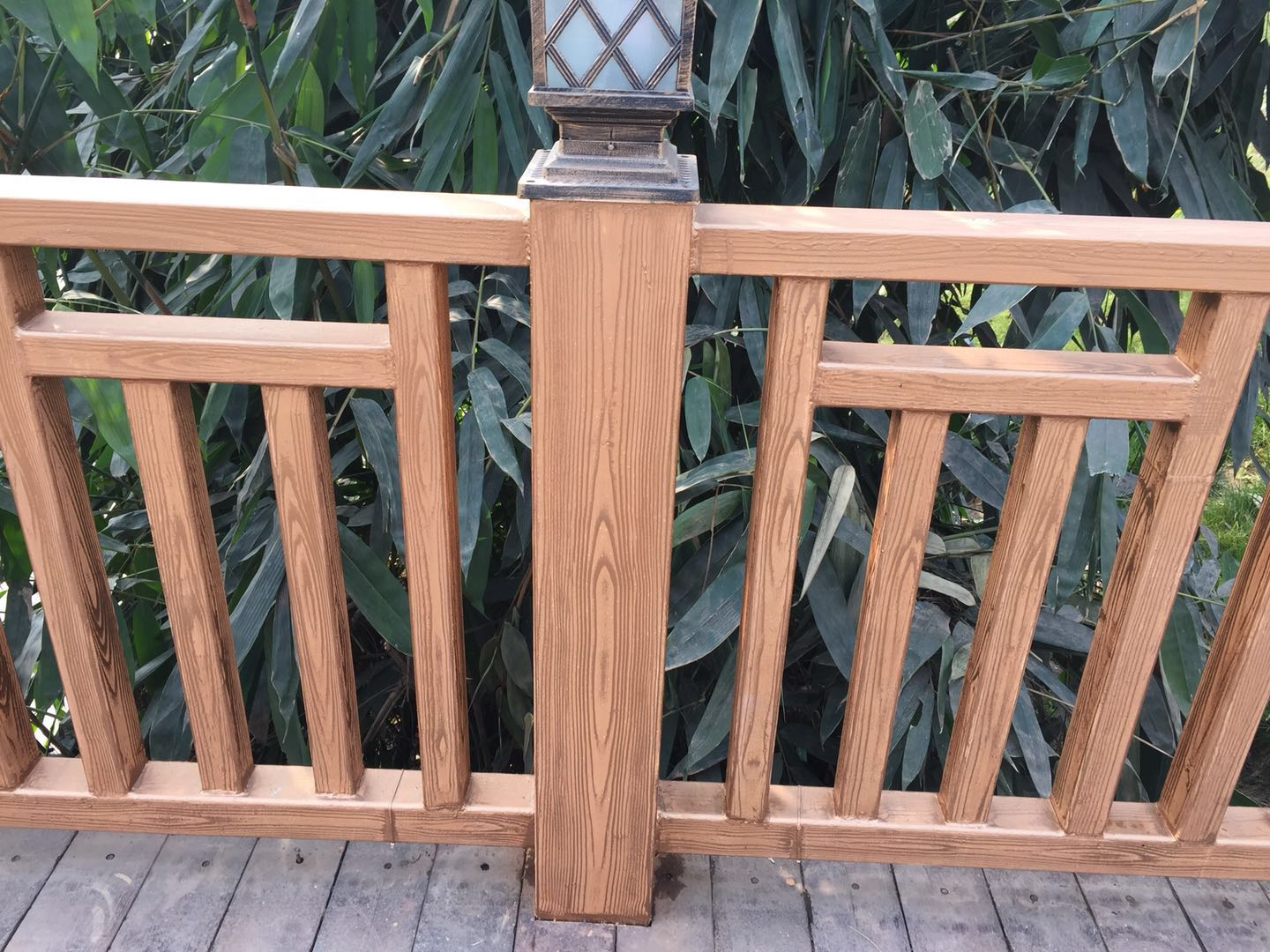 雅安镀锌管栏杆木纹漆施工