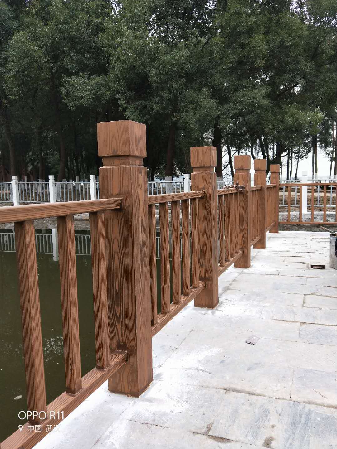 雅安河道护栏木纹漆施工项目